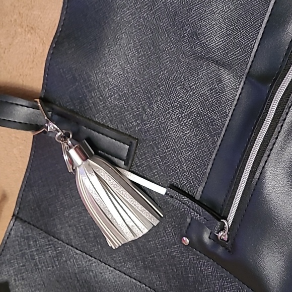 NWOT - Big Tote Bag - Picture 9 of 10